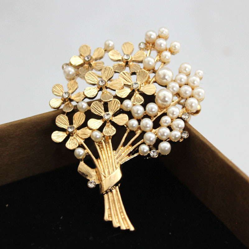 Ladies Delicate Bouquet Pearl  - Suit Supply Wedding Party บทวิจารณ์และราคา